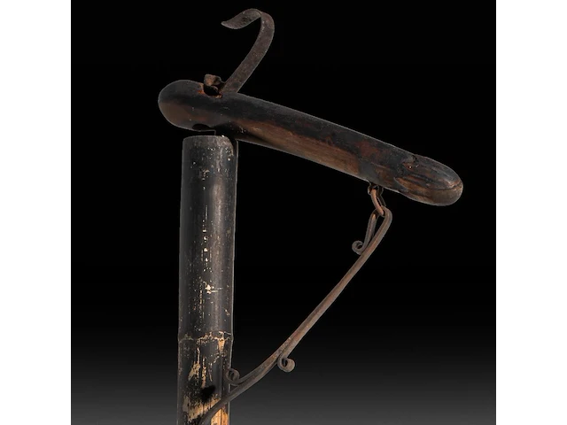 A large japanese phallic bamboo 'jizai kagi' (kettle hook), h 160 cm (total) - h 33 cm (the phallus) - afbeelding 5 van  5