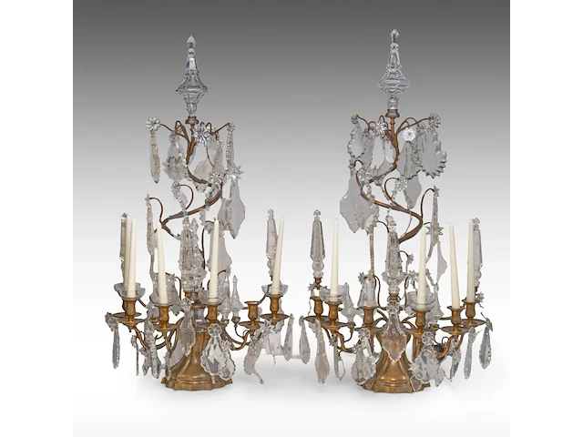 A large pair of brass and crystal cut girandoles with a central spiral shape, 19thc 101 cm. (39.75 in.) - afbeelding 1 van  4
