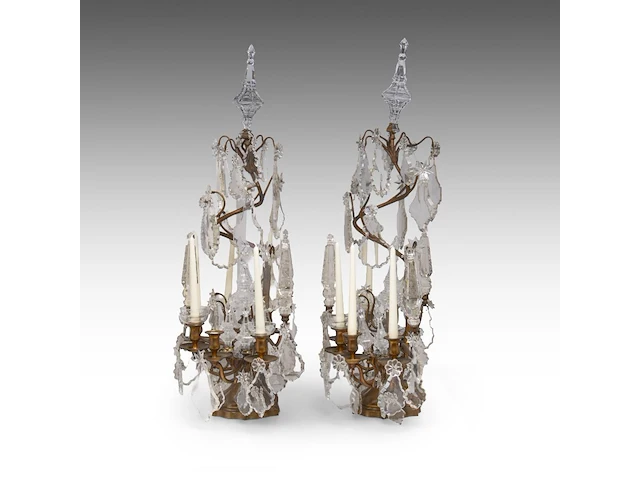 A large pair of brass and crystal cut girandoles with a central spiral shape, 19thc 101 cm. (39.75 in.) - afbeelding 2 van  4