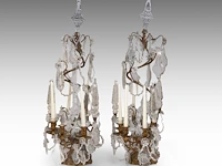 A large pair of brass and crystal cut girandoles with a central spiral shape, 19thc 101 cm. (39.75 in.) - afbeelding 2 van  4