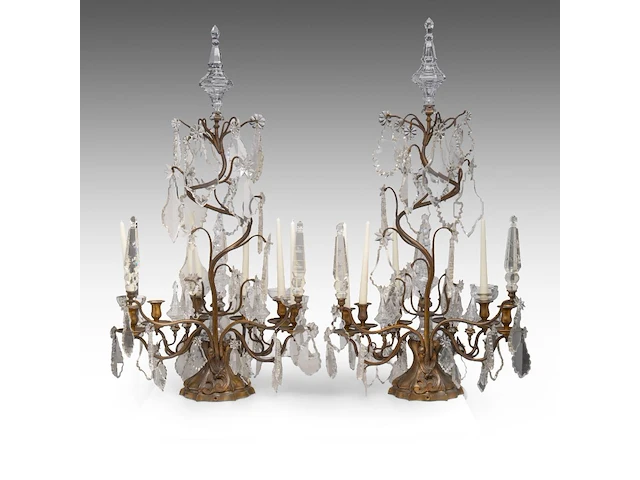 A large pair of brass and crystal cut girandoles with a central spiral shape, 19thc 101 cm. (39.75 in.) - afbeelding 3 van  4