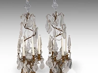 A large pair of brass and crystal cut girandoles with a central spiral shape, 19thc 101 cm. (39.75 in.) - afbeelding 4 van  4