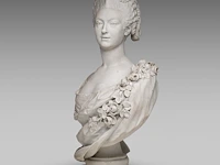 A large sèvres-type biscuit bust of marie-adélaïde-clotilde de france, queen of sardinia (1759-1802) 72 cm. (28.35 in.) - afbeelding 2 van  7