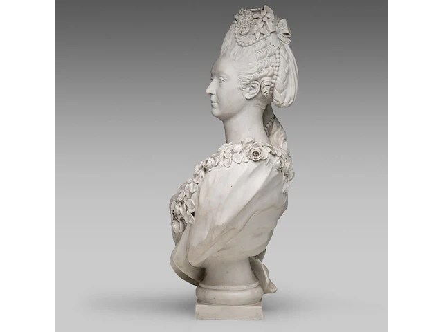 A large sèvres-type biscuit bust of marie-adélaïde-clotilde de france, queen of sardinia (1759-1802) 72 cm. (28.35 in.) - afbeelding 3 van  7