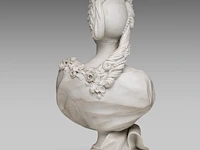 A large sèvres-type biscuit bust of marie-adélaïde-clotilde de france, queen of sardinia (1759-1802) 72 cm. (28.35 in.) - afbeelding 4 van  7