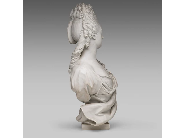 A large sèvres-type biscuit bust of marie-adélaïde-clotilde de france, queen of sardinia (1759-1802) 72 cm. (28.35 in.) - afbeelding 5 van  7