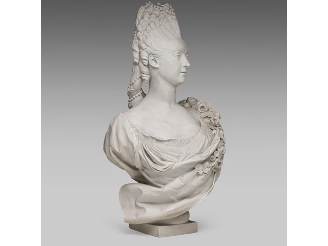 A large sèvres-type biscuit bust of marie-adélaïde-clotilde de france, queen of sardinia (1759-1802) 72 cm. (28.35 in.) - afbeelding 6 van  7