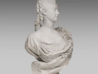 A large sèvres-type biscuit bust of marie-adélaïde-clotilde de france, queen of sardinia (1759-1802) 72 cm. (28.35 in.) - afbeelding 6 van  7