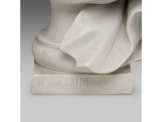 A large sèvres-type biscuit bust of marie-adélaïde-clotilde de france, queen of sardinia (1759-1802) 72 cm. (28.35 in.) - afbeelding 7 van  7
