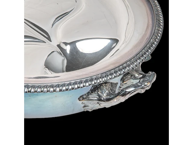 A large silver plate armorial cloche and warming tray, 'n'oubliez', elkington & co, total h 45 cm - afbeelding 2 van  26