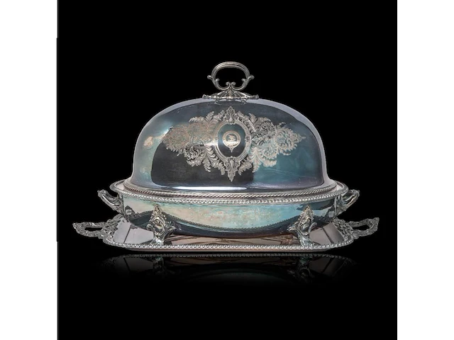A large silver plate armorial cloche and warming tray, 'n'oubliez', elkington & co, total h 45 cm - afbeelding 1 van  26