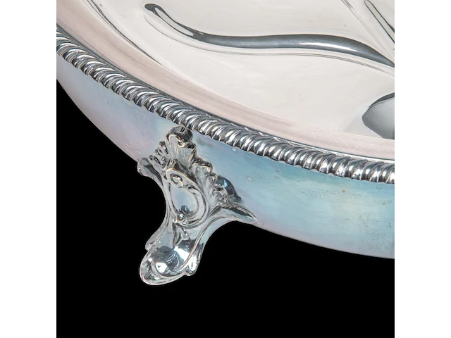 A large silver plate armorial cloche and warming tray, 'n'oubliez', elkington & co, total h 45 cm - afbeelding 17 van  26