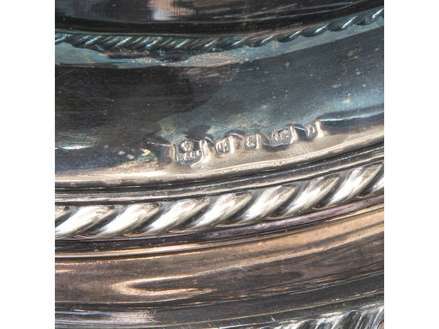 A large silver plate armorial cloche and warming tray, 'n'oubliez', elkington & co, total h 45 cm - afbeelding 18 van  26