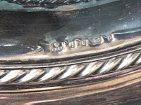 A large silver plate armorial cloche and warming tray, 'n'oubliez', elkington & co, total h 45 cm - afbeelding 18 van  26