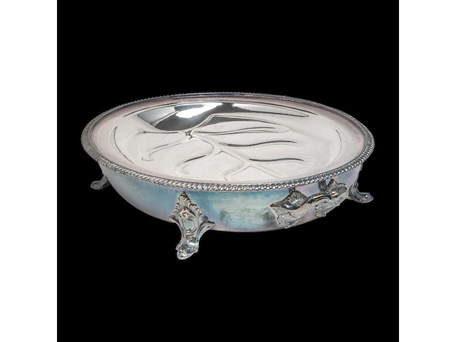 A large silver plate armorial cloche and warming tray, 'n'oubliez', elkington & co, total h 45 cm - afbeelding 25 van  26