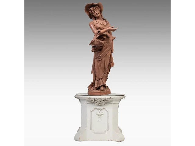 A large terracotta sculpture of a lady holding a flower basket, marked 'dall'ara ec, terracotta, milano', ca. 1900 teracotta 148 cm. (58.27 in.), total 208 cm. (81.89 in.) - afbeelding 4 van  12