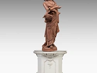 A large terracotta sculpture of a lady holding a flower basket, marked 'dall'ara ec, terracotta, milano', ca. 1900 teracotta 148 cm. (58.27 in.), total 208 cm. (81.89 in.) - afbeelding 4 van  12