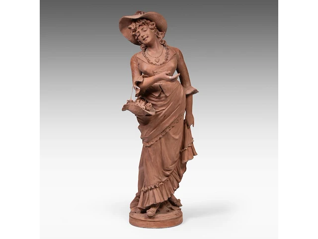 A large terracotta sculpture of a lady holding a flower basket, marked 'dall'ara ec, terracotta, milano', ca. 1900 teracotta 148 cm. (58.27 in.), total 208 cm. (81.89 in.) - afbeelding 1 van  12