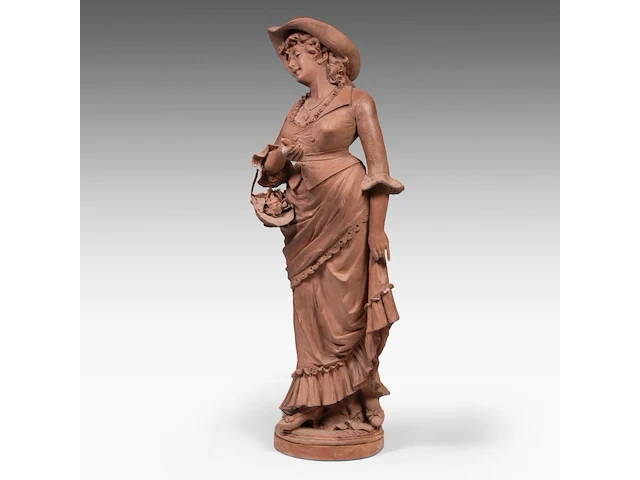 A large terracotta sculpture of a lady holding a flower basket, marked 'dall'ara ec, terracotta, milano', ca. 1900 teracotta 148 cm. (58.27 in.), total 208 cm. (81.89 in.) - afbeelding 5 van  12