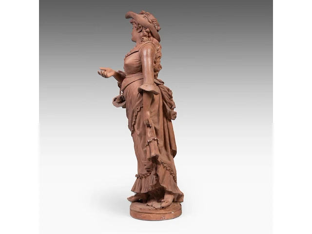 A large terracotta sculpture of a lady holding a flower basket, marked 'dall'ara ec, terracotta, milano', ca. 1900 teracotta 148 cm. (58.27 in.), total 208 cm. (81.89 in.) - afbeelding 6 van  12