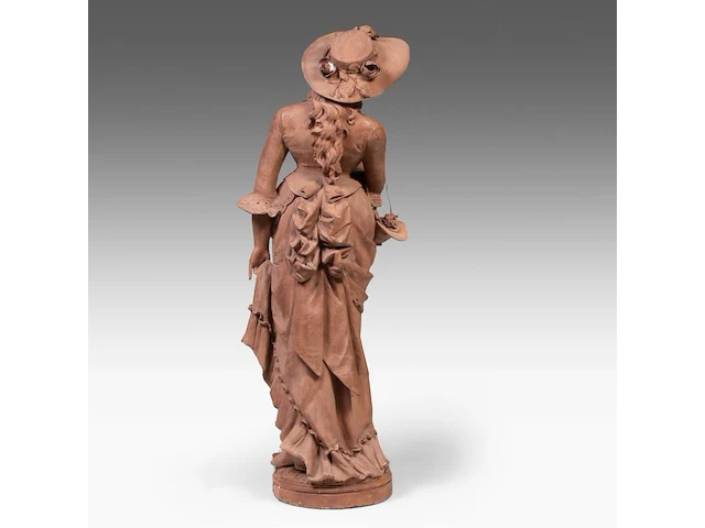 A large terracotta sculpture of a lady holding a flower basket, marked 'dall'ara ec, terracotta, milano', ca. 1900 teracotta 148 cm. (58.27 in.), total 208 cm. (81.89 in.) - afbeelding 7 van  12