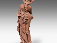 A large terracotta sculpture of a lady holding a flower basket, marked 'dall'ara ec, terracotta, milano', ca. 1900 teracotta 148 cm. (58.27 in.), total 208 cm. (81.89 in.) - afbeelding 7 van  12