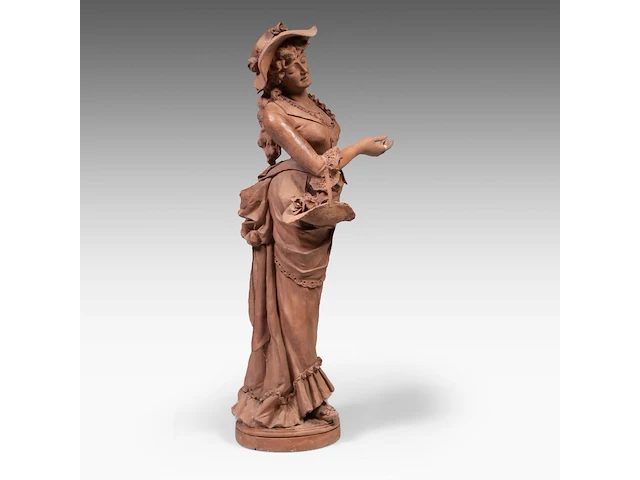 A large terracotta sculpture of a lady holding a flower basket, marked 'dall'ara ec, terracotta, milano', ca. 1900 teracotta 148 cm. (58.27 in.), total 208 cm. (81.89 in.) - afbeelding 8 van  12