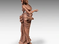 A large terracotta sculpture of a lady holding a flower basket, marked 'dall'ara ec, terracotta, milano', ca. 1900 teracotta 148 cm. (58.27 in.), total 208 cm. (81.89 in.) - afbeelding 8 van  12