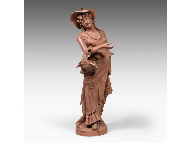 A large terracotta sculpture of a lady holding a flower basket, marked 'dall'ara ec, terracotta, milano', ca. 1900 teracotta 148 cm. (58.27 in.), total 208 cm. (81.89 in.) - afbeelding 9 van  12