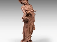 A large terracotta sculpture of a lady holding a flower basket, marked 'dall'ara ec, terracotta, milano', ca. 1900 teracotta 148 cm. (58.27 in.), total 208 cm. (81.89 in.) - afbeelding 9 van  12