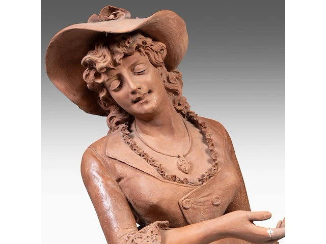 A large terracotta sculpture of a lady holding a flower basket, marked 'dall'ara ec, terracotta, milano', ca. 1900 teracotta 148 cm. (58.27 in.), total 208 cm. (81.89 in.) - afbeelding 10 van  12