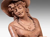 A large terracotta sculpture of a lady holding a flower basket, marked 'dall'ara ec, terracotta, milano', ca. 1900 teracotta 148 cm. (58.27 in.), total 208 cm. (81.89 in.) - afbeelding 10 van  12