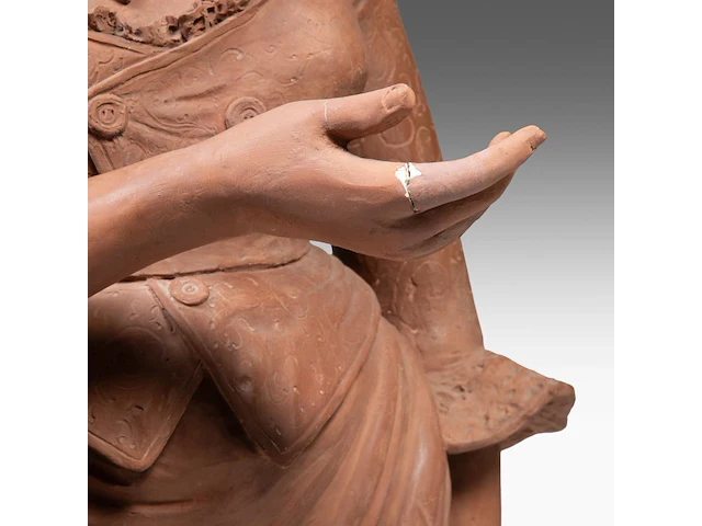 A large terracotta sculpture of a lady holding a flower basket, marked 'dall'ara ec, terracotta, milano', ca. 1900 teracotta 148 cm. (58.27 in.), total 208 cm. (81.89 in.) - afbeelding 11 van  12