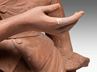 A large terracotta sculpture of a lady holding a flower basket, marked 'dall'ara ec, terracotta, milano', ca. 1900 teracotta 148 cm. (58.27 in.), total 208 cm. (81.89 in.) - afbeelding 11 van  12
