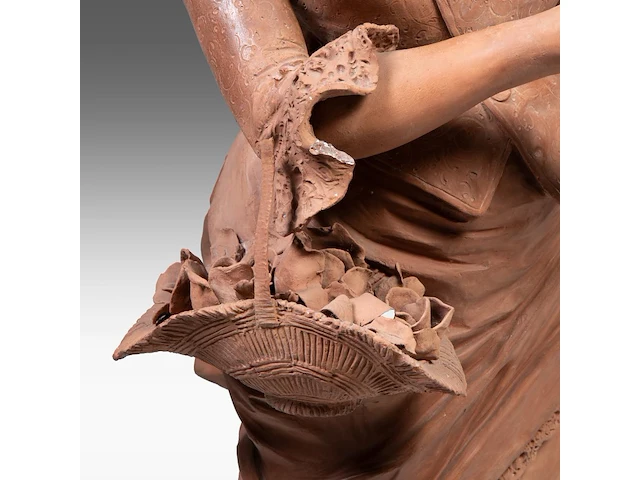 A large terracotta sculpture of a lady holding a flower basket, marked 'dall'ara ec, terracotta, milano', ca. 1900 teracotta 148 cm. (58.27 in.), total 208 cm. (81.89 in.) - afbeelding 12 van  12