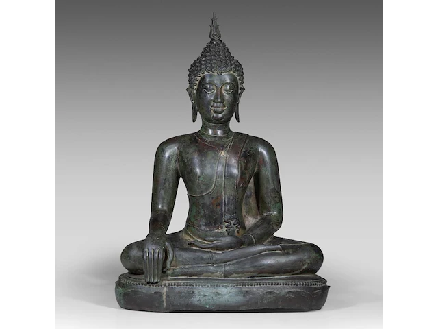 A large thai bronze seated figure of buddha, sukhothai style, 15thc/16thc, total h 97 - l 69,5 cm 97 cm. (38.18 in.) - afbeelding 1 van  8