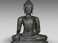 A large thai bronze seated figure of buddha, sukhothai style, 15thc/16thc, total h 97 - l 69,5 cm 97 cm. (38.18 in.)