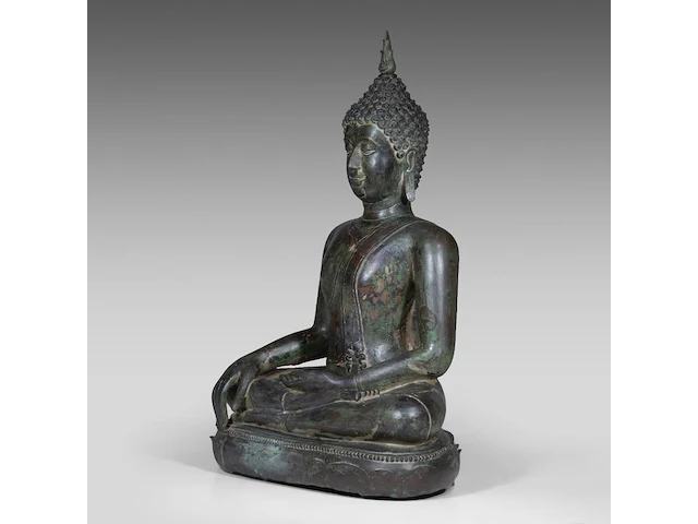 A large thai bronze seated figure of buddha, sukhothai style, 15thc/16thc, total h 97 - l 69,5 cm 97 cm. (38.18 in.) - afbeelding 2 van  8