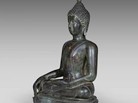 A large thai bronze seated figure of buddha, sukhothai style, 15thc/16thc, total h 97 - l 69,5 cm 97 cm. (38.18 in.) - afbeelding 2 van  8