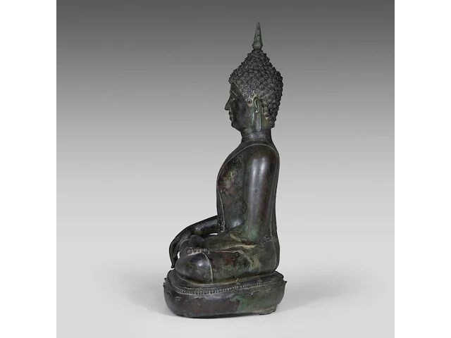 A large thai bronze seated figure of buddha, sukhothai style, 15thc/16thc, total h 97 - l 69,5 cm 97 cm. (38.18 in.) - afbeelding 3 van  8