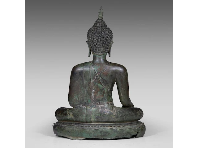 A large thai bronze seated figure of buddha, sukhothai style, 15thc/16thc, total h 97 - l 69,5 cm 97 cm. (38.18 in.) - afbeelding 4 van  8