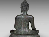 A large thai bronze seated figure of buddha, sukhothai style, 15thc/16thc, total h 97 - l 69,5 cm 97 cm. (38.18 in.) - afbeelding 4 van  8