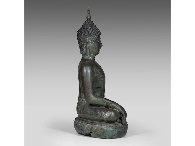 A large thai bronze seated figure of buddha, sukhothai style, 15thc/16thc, total h 97 - l 69,5 cm 97 cm. (38.18 in.) - afbeelding 5 van  8