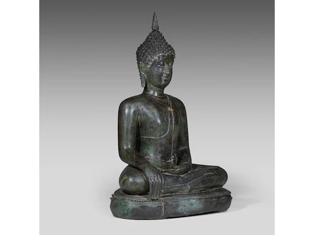 A large thai bronze seated figure of buddha, sukhothai style, 15thc/16thc, total h 97 - l 69,5 cm 97 cm. (38.18 in.) - afbeelding 6 van  8