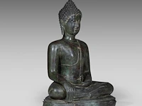 A large thai bronze seated figure of buddha, sukhothai style, 15thc/16thc, total h 97 - l 69,5 cm 97 cm. (38.18 in.) - afbeelding 6 van  8