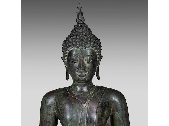 A large thai bronze seated figure of buddha, sukhothai style, 15thc/16thc, total h 97 - l 69,5 cm 97 cm. (38.18 in.) - afbeelding 7 van  8