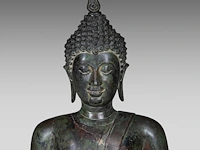 A large thai bronze seated figure of buddha, sukhothai style, 15thc/16thc, total h 97 - l 69,5 cm 97 cm. (38.18 in.) - afbeelding 7 van  8