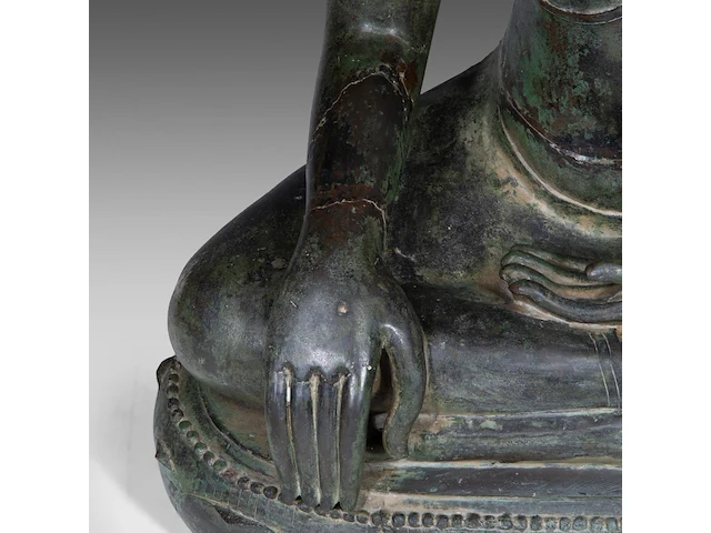 A large thai bronze seated figure of buddha, sukhothai style, 15thc/16thc, total h 97 - l 69,5 cm 97 cm. (38.18 in.) - afbeelding 8 van  8