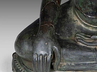 A large thai bronze seated figure of buddha, sukhothai style, 15thc/16thc, total h 97 - l 69,5 cm 97 cm. (38.18 in.) - afbeelding 8 van  8