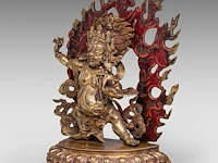 A large tibetan gilt bronze figure of vajrapani, 19thc, total h 32,5 cm - weight about 3816g - afbeelding 2 van  8
